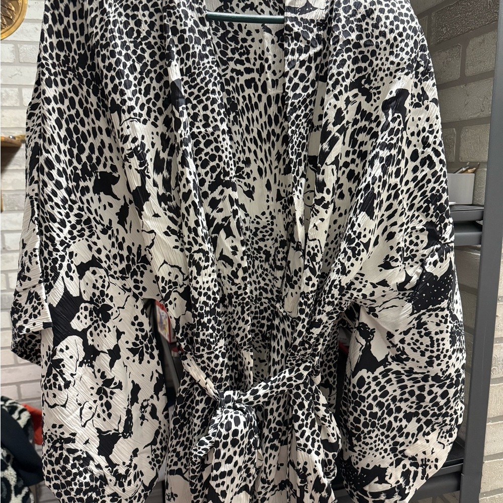 ✨BNWOT✨ Linda Large Elegant Black and White Women's cover